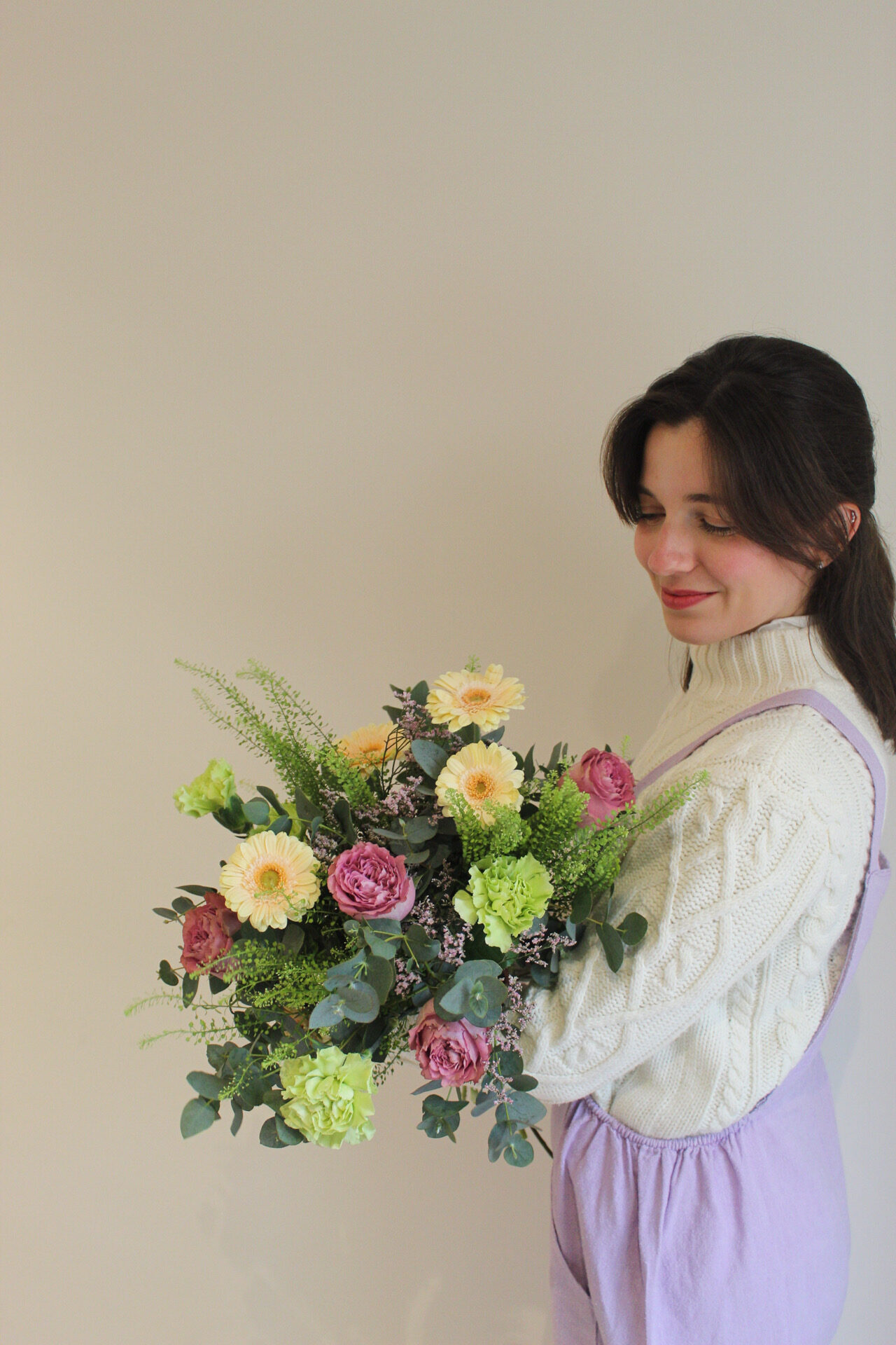 Raquel Sancho, nueva florista de Floretines, sosteniendo un hermoso ramo de flores frescas.