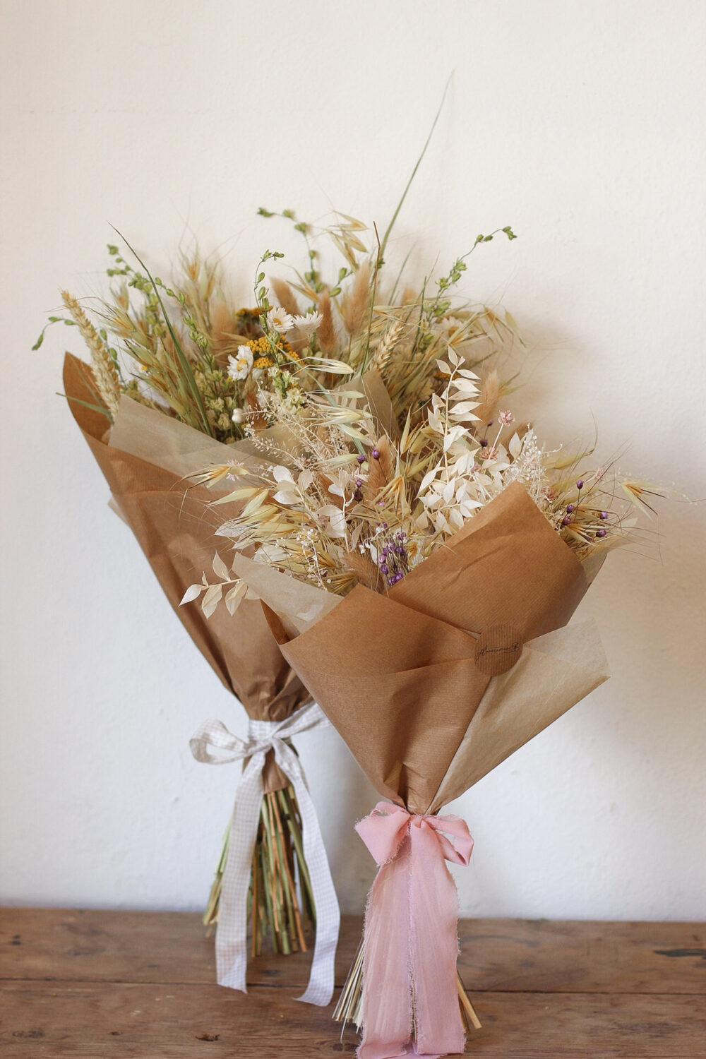 Ramo de flores secas naturales con envoltorio kraft decorativo