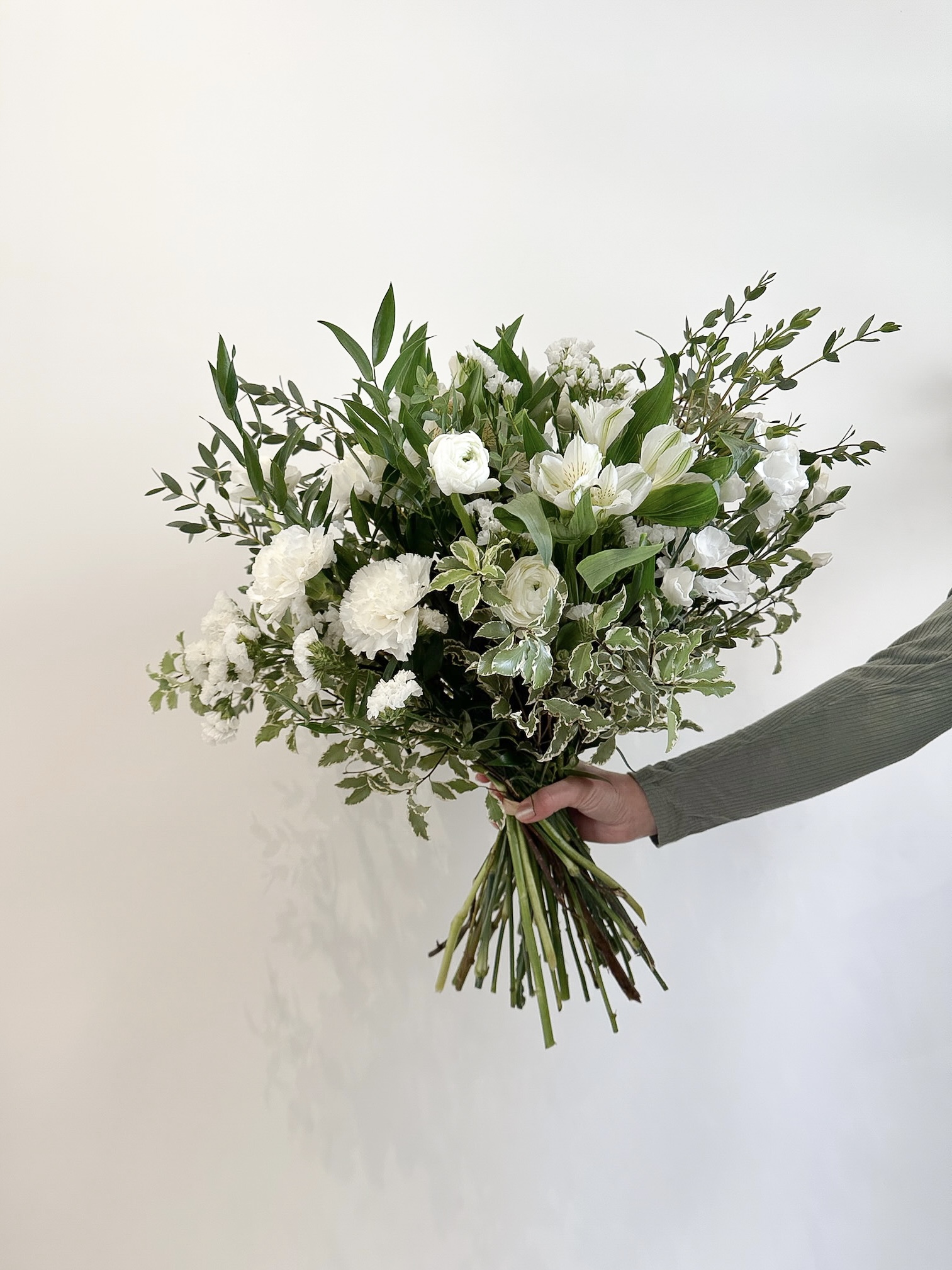 Ramo de flores blancas naturales con verdes decorativos