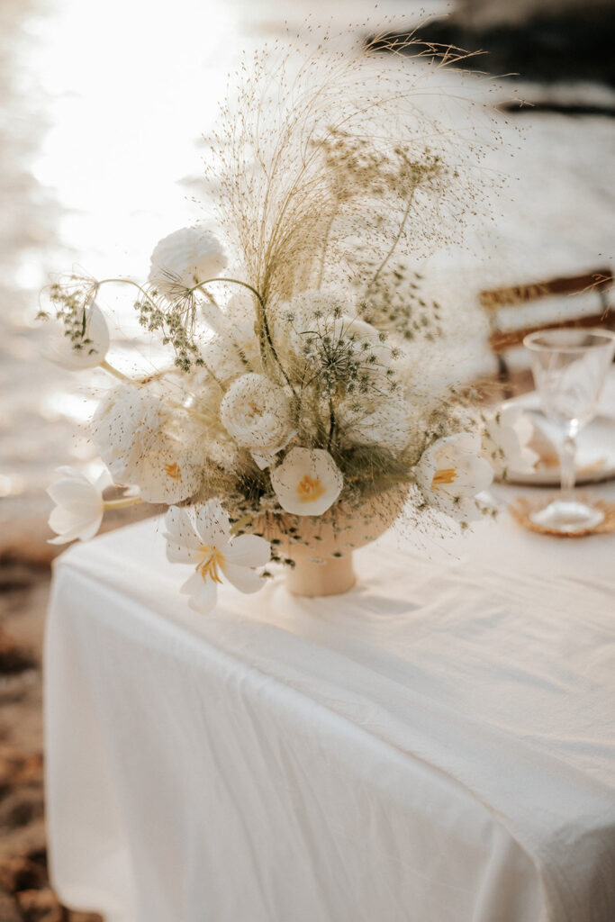 Arreglo floral de flor natural en jarrón de cerámica para boda elegante