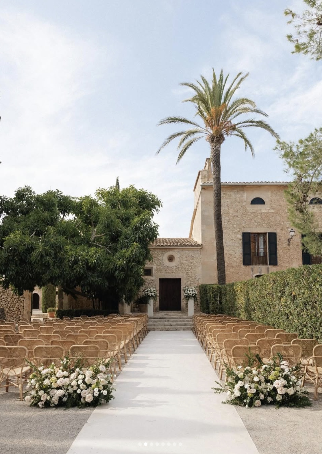 Dos centros de flores blancas de flor natural decorando la ceremonia de una boda