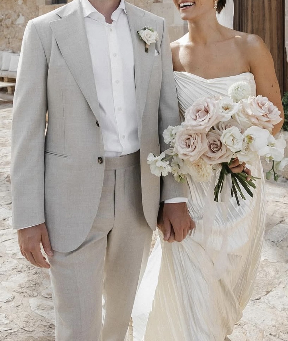 Pareja de novios con ramo de novia de flor natural